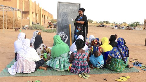 Site des déplacés internes de Mopti d'alphabétisation, des femmes du site en séance d’alphabétisation, Mariam Sacko.